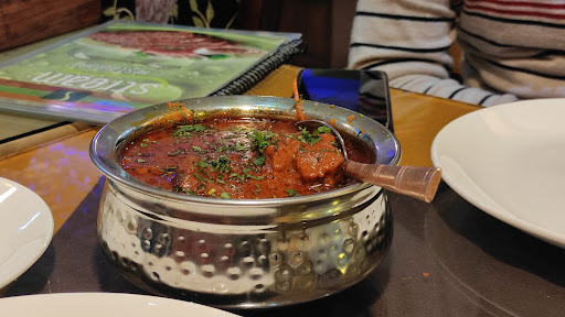 Stream Restaurant || Best Restaurant On Dal Lake || INDIAN AND AUTHENTIC KASHMIRI WAZWAN